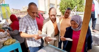سوق اليوم الواحد بالوادى الجديد ملتقى أسبوعى لتوفير السلع الغذائية بأسعار مخفضة.. إقبال متزايد على منتجات الألبان والأجبان والسمن البلدى والصناعات.. والمحافظ توجه بتوفير سبل الدعم بكل المحافظة.. صور