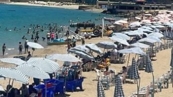 شواطئ الإسكندرية تستقبل الزائرين في ثاني أيام عيد الاضحي.. صور