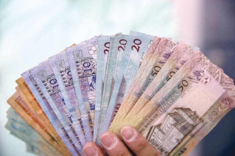 صرف الرواتب مبكراً ينعش الأسواق المحلية ويعيد الحيوية للحركة التجارية وفيرة السيولة