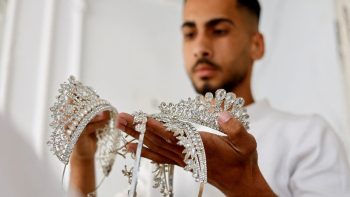 عرائس في غزة يلجأن لتجديد فساتين زفاف بالية في ظل ارتفاع الأسعار