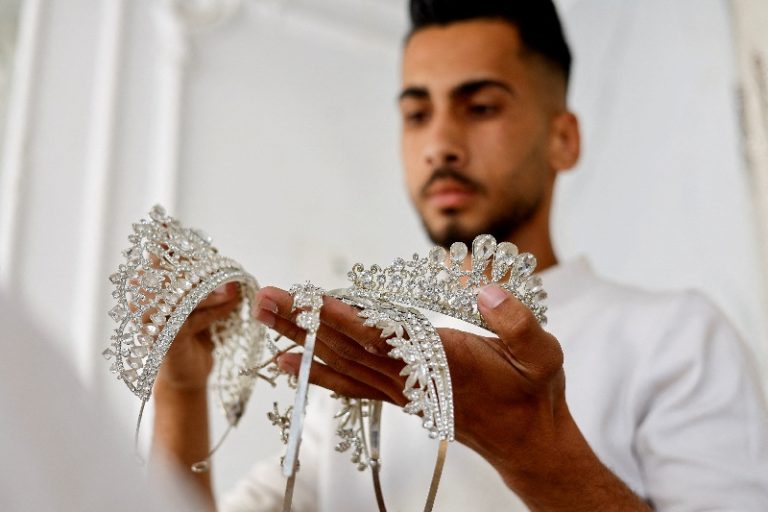 عرائس في غزة يلجأن لتجديد فساتين زفاف بالية في ظل ارتفاع الأسعار