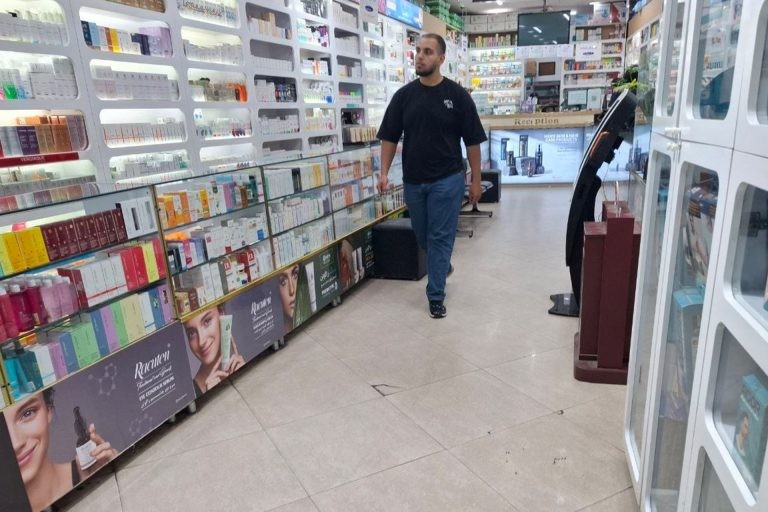 عندما يصبح الدواء سلعة نادرة.. رحلة البحث عن قارورة أمل بصيدليات طهران | اقتصاد