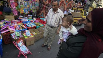 لحوم أقل وعيديات رمزية.. الغلاء يغير ملامح احتفالات المصريين بعيد الأضحى | اقتصاد