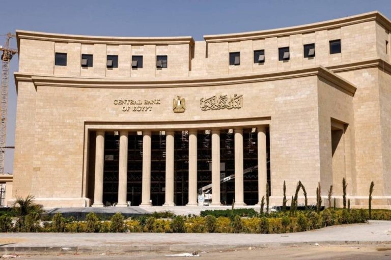لماذا أبقى البنك المركزي المصري على أسعار الفائدة من دون تغيير؟