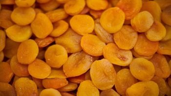لماذا ارتفع سعر المشمش فجأة؟.. نقيب الفلاحين يجيب