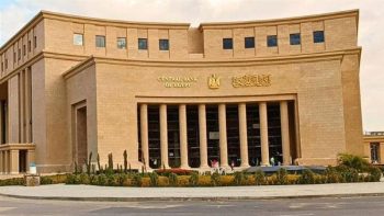 لماذا ثبت البنك المركزي سعر الفائدة؟.. خبير يوضح