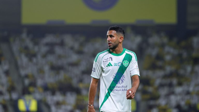 ما القنوات الناقلة لمباراة الأهلي والفتح في دوري روشن السعودي 2025-2026؟ وكيف تشاهدها عبر الإنترنت؟