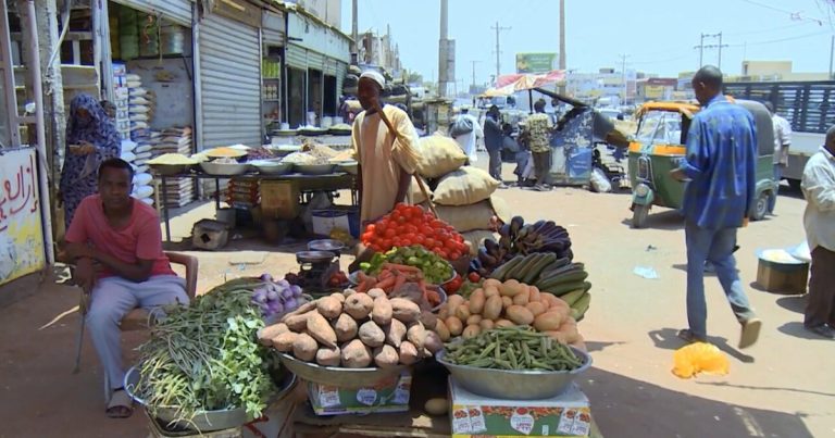 من الوقود إلى الخبز.. موجة الأسعار تلتهم ما تبقى في جيوب السودانيين | اقتصاد