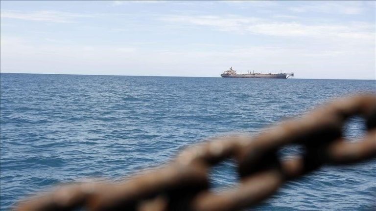 نجاح عملية إنقاذ سفينة بضائع من الغرق في ميناء سقطرى