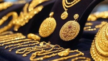 السبائك بالحجز.. نقص المعروض واختفاء الأوزان الصغيرة يدفعان بعض التجار لإلغاء التسليم الفوريالسبائك بالحجز.. نقص المعروض واختفاء الأوزان الصغيرة يدفعان بعض التجار لإلغاء التسليم الفوري