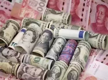 تراجع أسعار العملات بختام تعاملات الإثنين.. الدينار الكويتي بكام | بنوك