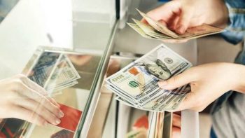 الدولار يتراجع أمام الجنيه خلال تعاملات اليوم ويسجل 50.61 جنيه للبيع في البنك الأهلي المصري