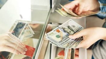 الدولار يتراجع أمام الجنيه خلال تعاملات اليوم ويفقد 6 قروش مسجلا 49.85 جنيه للبيع في بعض البنوك
