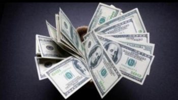 الدولار يتراجع خلال تعاملات اليوم ويفقد 5 قروش مسجلا 49.82 جنيه للبيع بالبنك الأهلي المصري