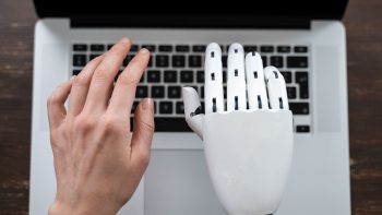 أزمة جديدة للذكاء الاصطناعي.. هل بدأت مرحلة رفع الأسعار وتقليص الخدمات؟ | تكنولوجيا