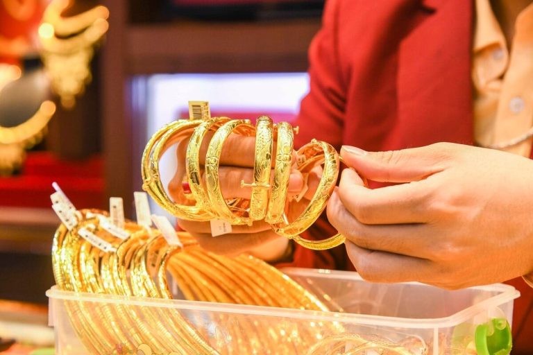 أسعار الذهب اليوم، 15 يونيو: ارتفاع حاد، تقترب من 4300 دولار للأونصة.