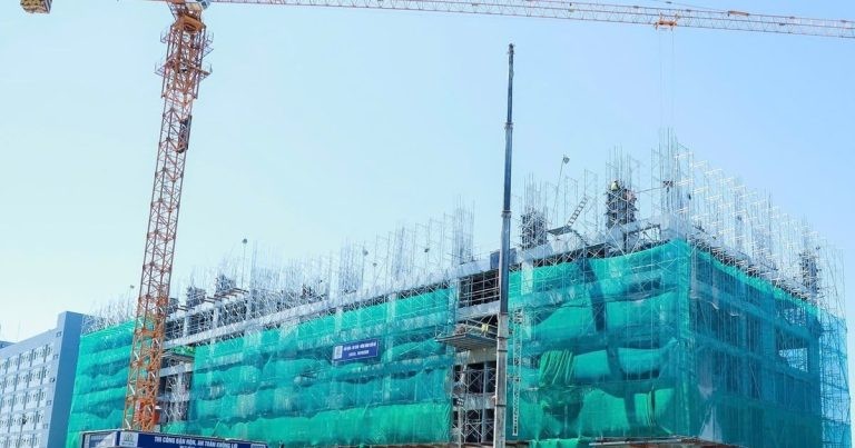 أعلنت مقاطعة نغي آن عن بدء بيع 612 وحدة سكنية اجتماعية، بأسعار تبدأ من 22.1 مليون دونغ فيتنامي/م².