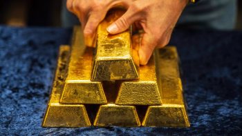 ارتفاع أسعار الذهب مع استقرار الدولار وعوائد السندات الأمريكية