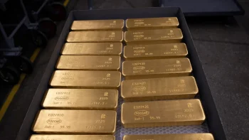 ارتفعت أسعار الذهب العالمية بشكل حاد، بينما انخفضت أسعار النفط الخام بشكل كبير.