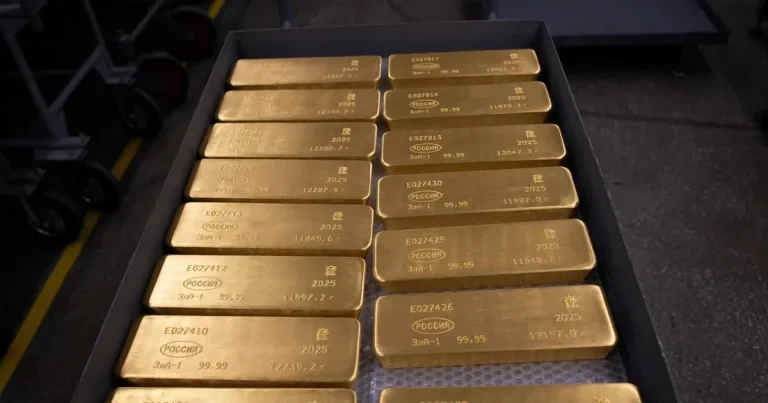 ارتفعت أسعار الذهب العالمية بشكل حاد، بينما انخفضت أسعار النفط الخام بشكل كبير.