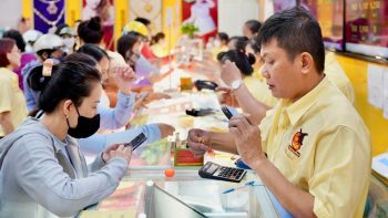 استمرت أسعار الذهب في الانخفاض صباح يوم 25 يونيو، حيث سارع المشترون إلى “شراء الذهب عند انخفاض الأسعار”.