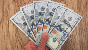 التفاؤل بإنهاء الحرب يعيد الدولار لأقل سعر منذ بداية مارس