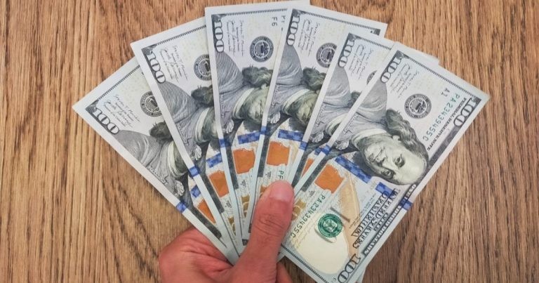 التفاؤل بإنهاء الحرب يعيد الدولار لأقل سعر منذ بداية مارس