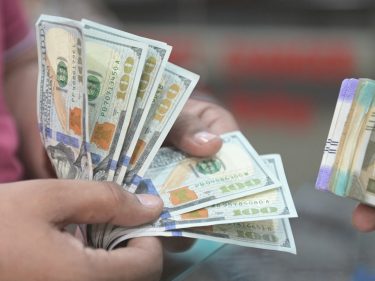 الدولار في أعلى مستوى منذ عام والذهب يواصل خسائره | اقتصاد