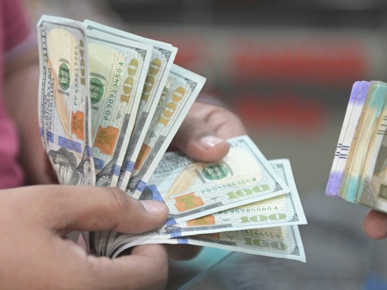 الدولار في أعلى مستوى منذ عام والذهب يواصل خسائره | اقتصاد