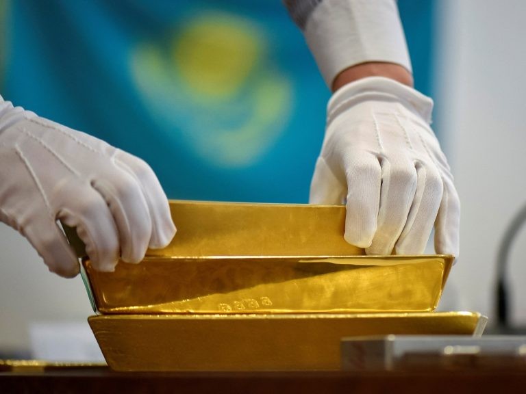 الذهب عند أدنى مستوى في أسبوعين مع ارتفاع الدولار | اقتصاد
