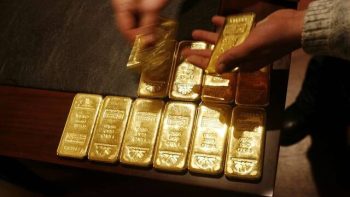الذهب يتراجع متأثرًا بارتفاع الدولار عقب تثبيت أسعار الفائدة
