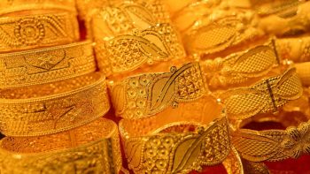 الذهب يهبط بأكثر من 2% ويتجه لثالث خسارة أسبوعية وسط ارتفاع الدولار