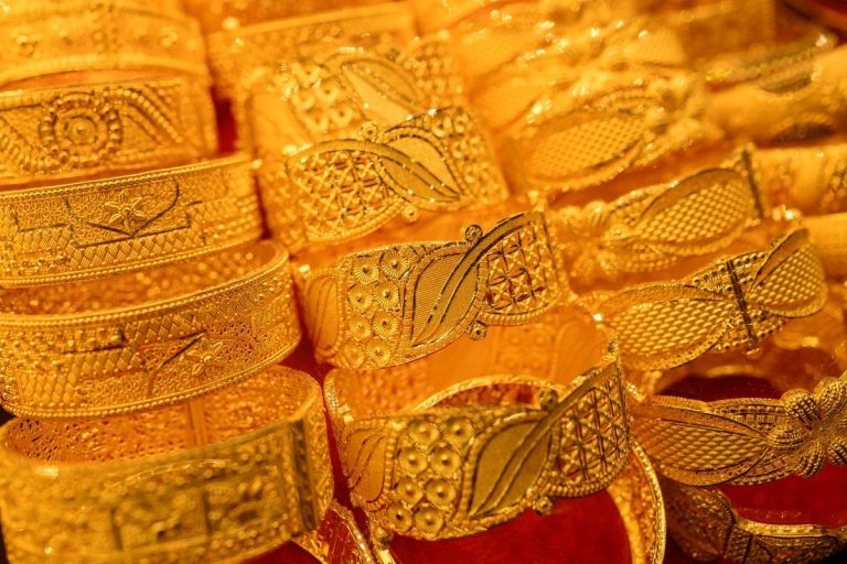الذهب يهبط بأكثر من 2% ويتجه لثالث خسارة أسبوعية وسط ارتفاع الدولار