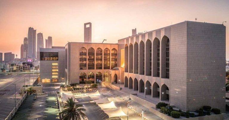 المركزي الإماراتي يبقي على الفائدة عند 3.65%