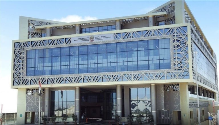 الموارد البشرية تحدد حالات إلزام مكاتب العمالة المساعدة برد مبالغ الاستقدام