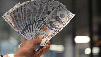 الين قرب أدنى مستوياته منذ 40 عاماً والدولار يتنفس