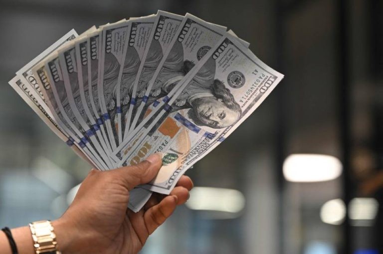 الين قرب أدنى مستوياته منذ 40 عاماً والدولار يتنفس