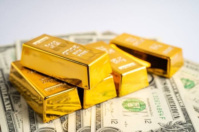 انخفاض أسعار الذهب مع تعزيز الدولار مكاسبه