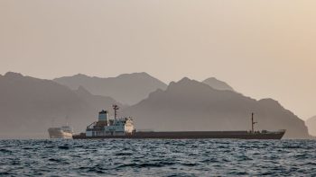 انخفض سعر النفط إلى ما دون 74 دولارًا مع تعافي حركة المرور في مضيق هرمز بعد الحرب الإيرانية.