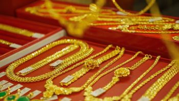 انخفضت أسعار الذهب العالمية بشكل حاد، لتتراجع إلى ما دون مستوى 4400 دولار للأونصة.
