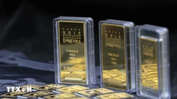 انخفضت أسعار الذهب بشكل حاد مع ارتفاع قيمة الدولار الأمريكي.
