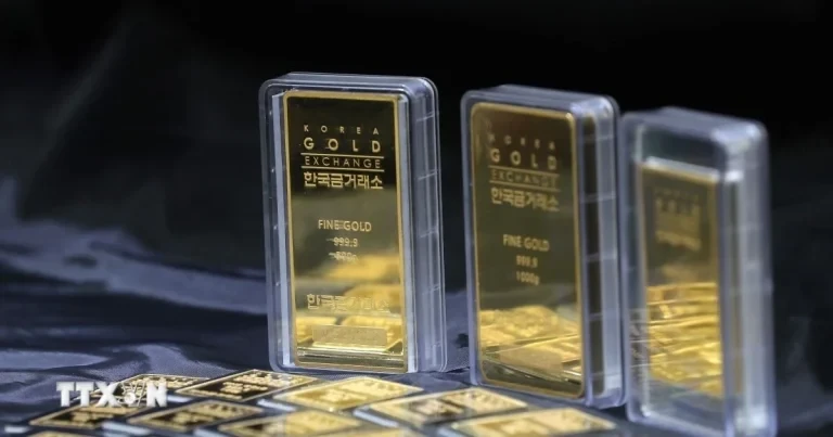 انخفضت أسعار الذهب بشكل حاد مع ارتفاع قيمة الدولار الأمريكي.