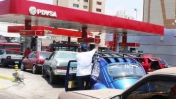 ترامب يطالب بخفض أسعار الوقود «فورا»