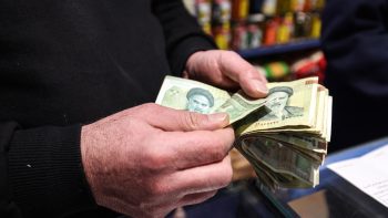 خبراء: الاتفاق مع أمريكا يقوي الريال الإيراني إذا تحققت هذه الشروط | اقتصاد