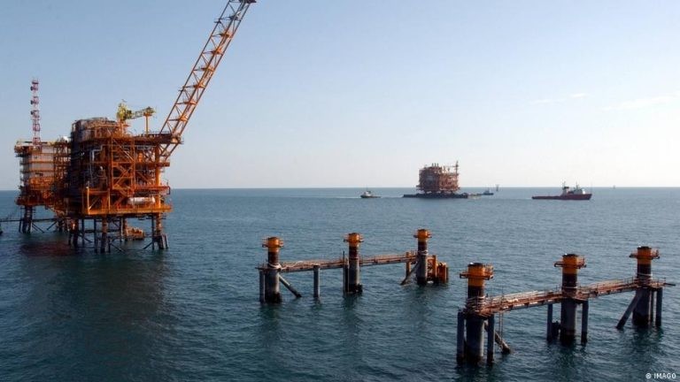 رفع العقوبات الأمريكية عن النفط الإيراني وتراجع الأسعار أكثر