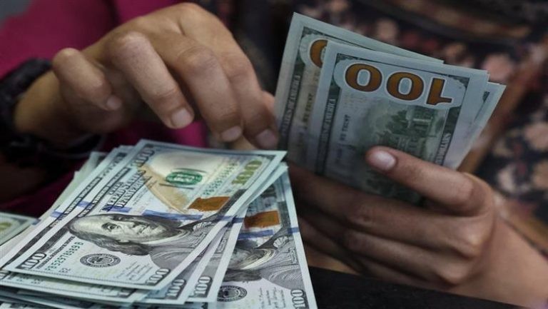 سعر الدولار مقابل الجنيه المصري اليوم الاثنين قبل بدء التداولات في البنوك