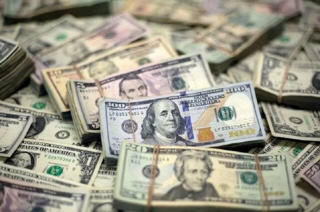سعر الدولار مقابل الجنيه المصري يتراجع لأقل من 51 جنيهاً في البنوك اليوم الاثنين