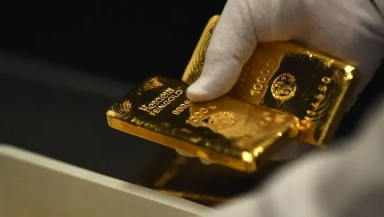 سعر الذهب يتراجع قرب 4000 دولار بضغط ارتفاع الدولار وتوقعات الفائدة