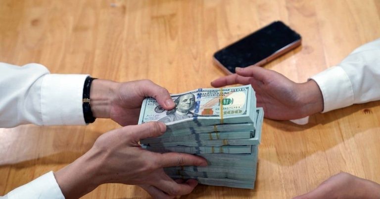 سعر صرف الدولار الأمريكي اليوم، 2 يونيو 2026: الدولار في السوق الحرة يحافظ على اتجاهه التصاعدي.