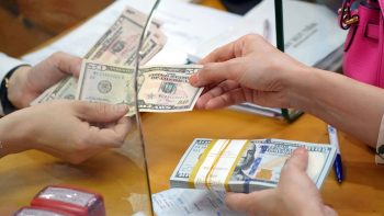سعر صرف الدولار الأمريكي اليوم، 24 يونيو 2026: استمرار الاتجاه الصعودي يدفع اليورو والجنيه الإسترليني إلى الانخفاض.